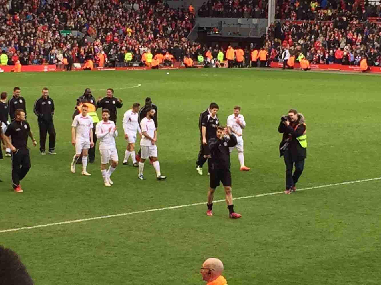 世体：特尔施特根还未参加球队合练，预计12月或1月初复出（世体：特尔施特根尚未随队合练，预计将于12月或明年1月初复出）