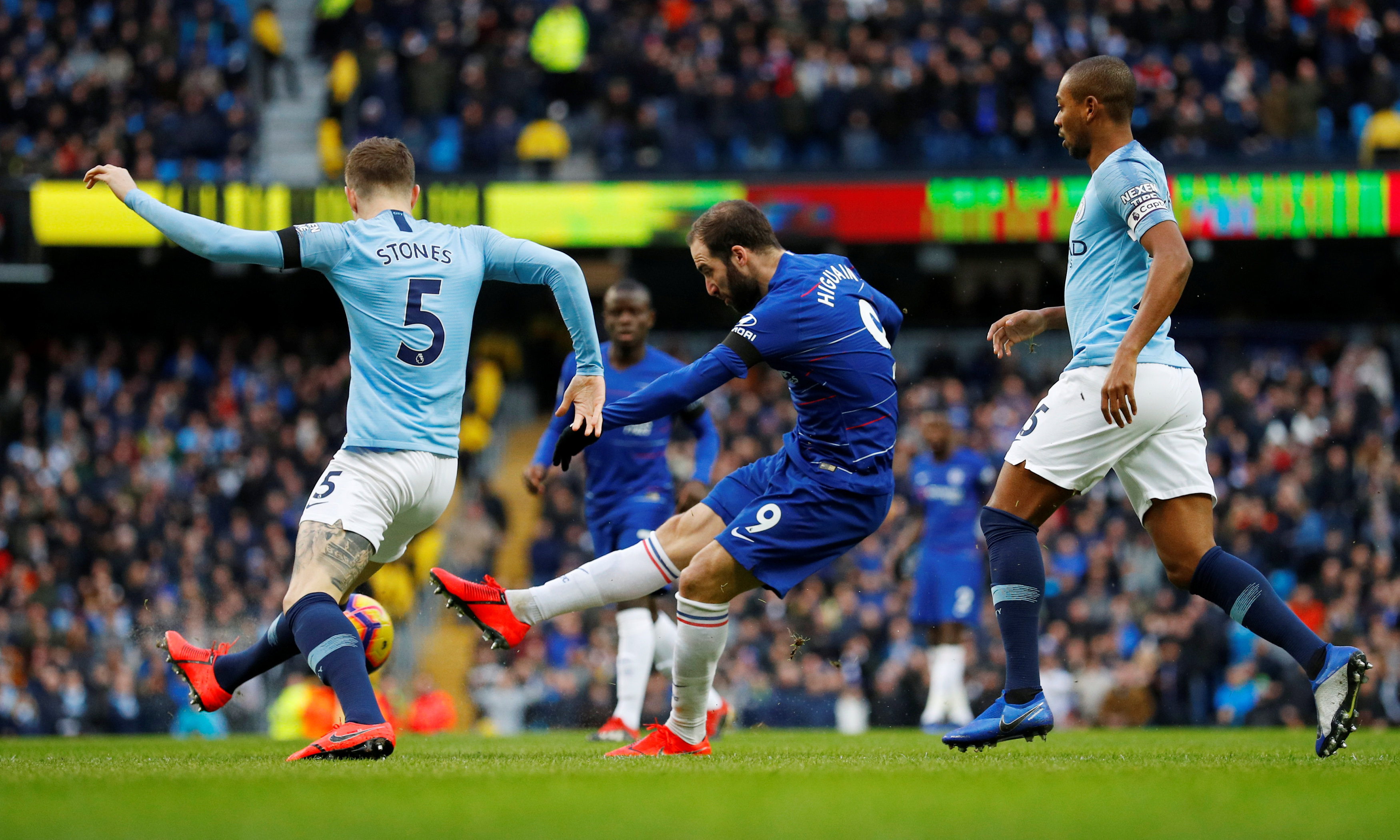 孔萨：凯恩给球队设立标准，那自然而然会激励我们（孔萨：凯恩为球队树立标杆，自然而然激励全队）