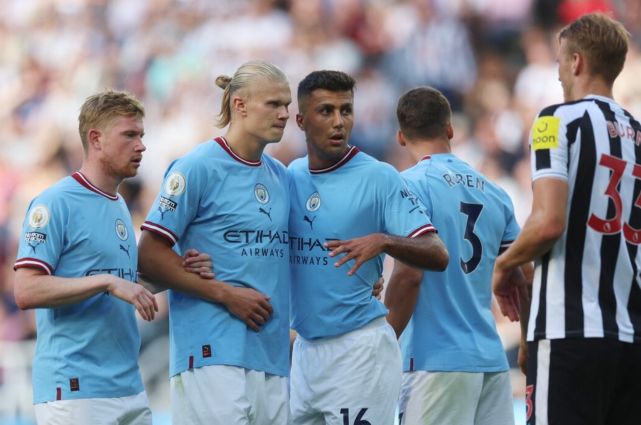 图片报：诺伊尔将根据身体情况决定是否在明年夏天退役（图片报：诺伊尔明夏是否退役取决于身体状态）