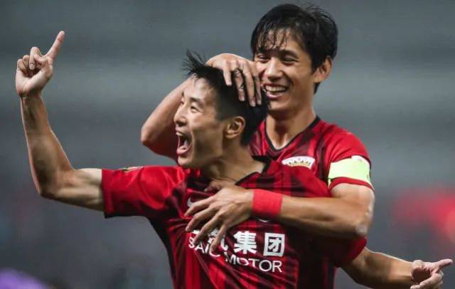 欧文突破防守造成杀伤球成功（欧文强突防线制造杀伤并得手）