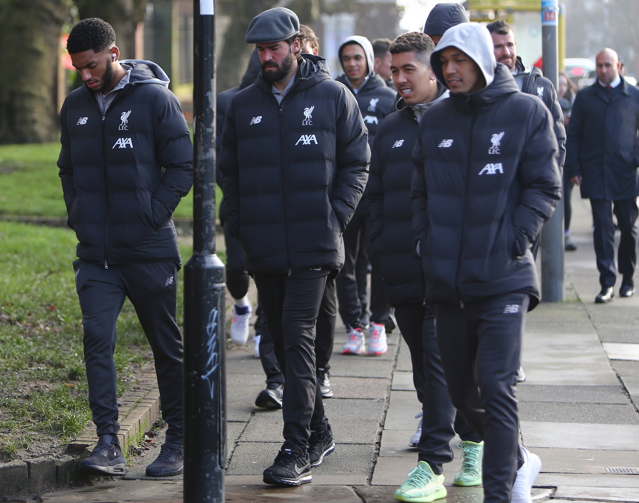 后卫破门后激情亲吻队徽，引球迷共鸣（后卫进球后深情亲吻队徽，点燃球迷共鸣）